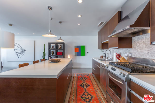 615 Hampton Drive, Venice CA: https://media.crmls.org/mediaz/16b31da9-1c62-474d-bf8a-c6250c4126d9.jpg