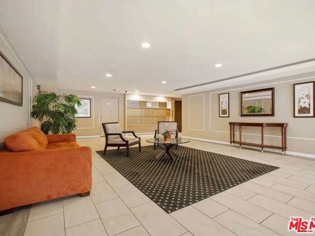 8568 Burton Way, Los Angeles CA: https://media.crmls.org/mediaz/16b32b82-34d1-49c3-97c5-2a8574f798a0.jpg
