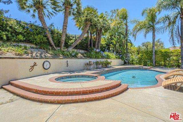 3926 Corte Cancion, Thousand Oaks CA: https://media.crmls.org/mediaz/16b420c3-389a-4a3d-a9b7-2be8b460f25c.jpg