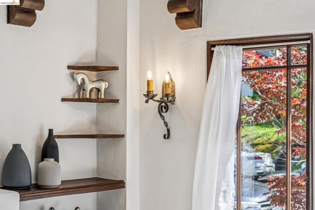 21 Portsmouth Road, Piedmont CA: https://media.crmls.org/mediaz/16b48f0d-c67d-44a1-ae92-68772061ba75.jpg