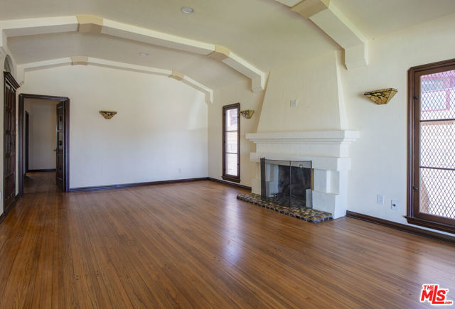 3220 W 78th Place, Los Angeles CA: https://media.crmls.org/mediaz/16b5b61c-da31-4b98-8527-aae6a97a86a8.jpg