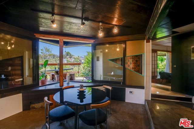 2528 Dearborn Drive, Los Angeles CA: https://media.crmls.org/mediaz/16b5c539-bd76-4357-baef-1932011ecca8.jpg