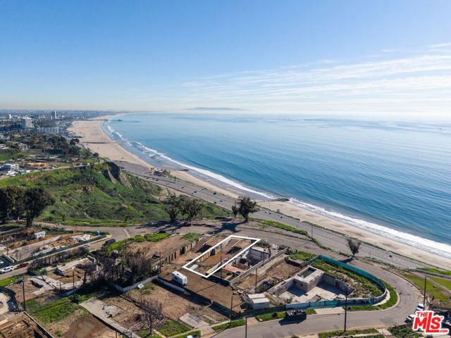 15515 Via De Las Olas, Pacific Palisades CA: https://media.crmls.org/mediaz/16b6a0db-eeab-486d-805a-dd83cb14d542.jpg