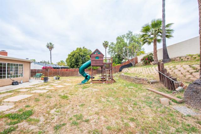 829 Warmlands Avenue, Vista CA: https://media.crmls.org/mediaz/16b6ba85-8274-4778-83c8-b5a442dc46a1.jpg