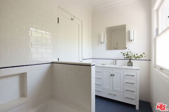 204 S Plymouth Boulevard, Los Angeles CA: https://media.crmls.org/mediaz/16b78982-0739-476b-8b64-e4b63cc0d3ef.jpg