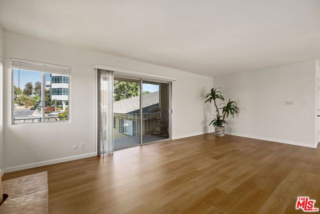5804 S kings Road, Los Angeles CA: https://media.crmls.org/mediaz/16b811df-c6e0-4113-a7d8-f058d0b1ed90.jpg