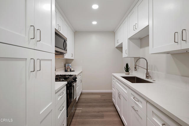4428 Oakwood Avenue, La Canada Flintridge CA: https://media.crmls.org/mediaz/16b89755-1f8f-4be7-95fd-baae97d363ad.jpg