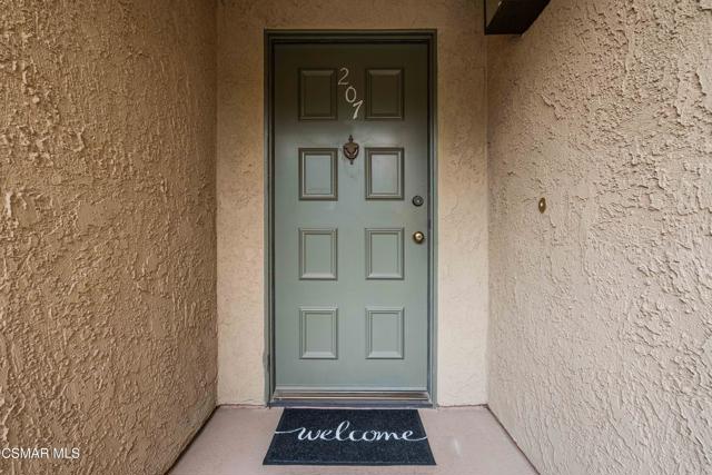 460 Arbor Lane Ct, Thousand Oaks CA: https://media.crmls.org/mediaz/16b916f7-598b-40c8-b766-78e7ed967147.jpg