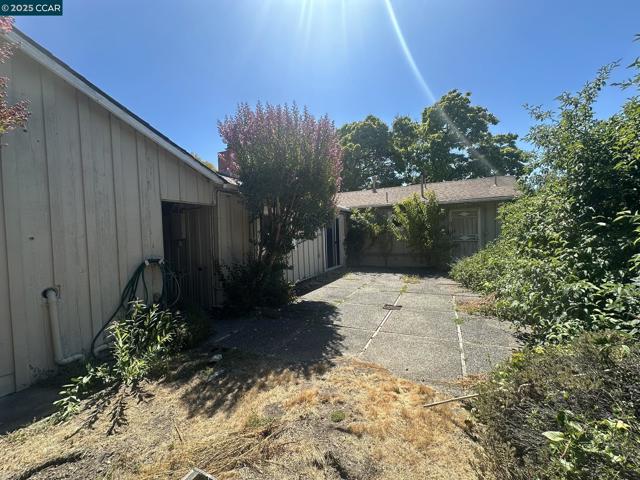 120 Sexton Rd, Sebastopol CA: https://media.crmls.org/mediaz/16b97c92-08b7-4871-aba6-c684ee97e599.jpg