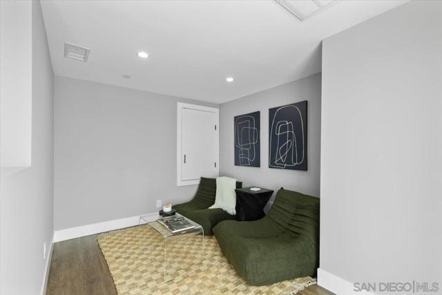 914 10th St, Imperial Beach CA: https://media.crmls.org/mediaz/16b9abba-aacf-4656-adfd-b3ef552eb0f4.jpg