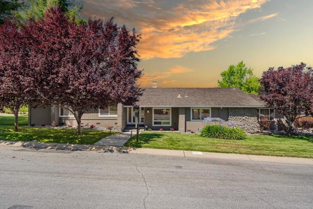 1405 Cedar Place, Los Altos CA: https://media.crmls.org/mediaz/16ba264f-2896-45c5-a571-74c5aec62de3.jpg