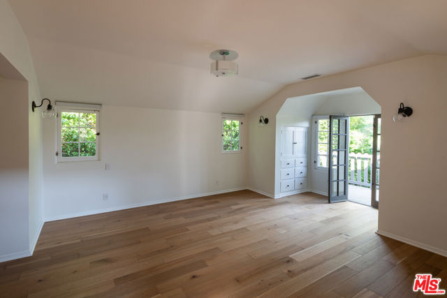 3756 Effingham Place, Los Angeles CA: https://media.crmls.org/mediaz/16ba5fa3-17f3-477d-b794-1aa0dc4f83e8.jpg