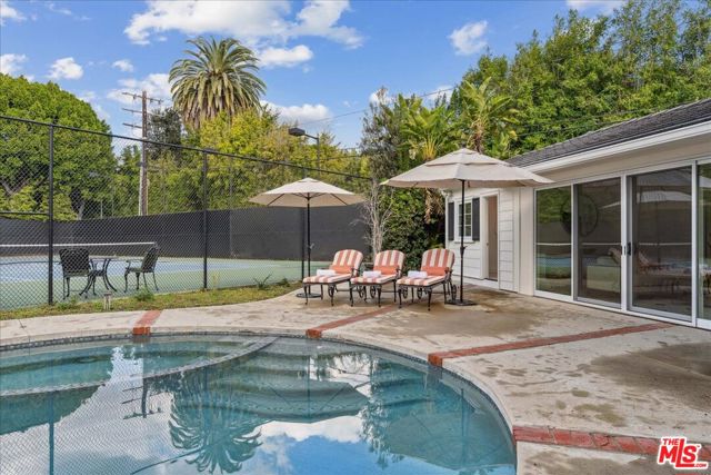 814 Foothill Road, Beverly Hills CA: https://media.crmls.org/mediaz/16bad42e-a0f2-4a80-9280-2c2266c3af79.jpg