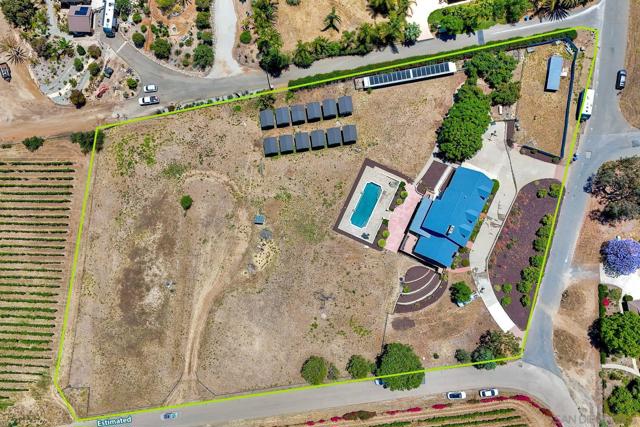 2511 Via Rancheros, Fallbrook CA: https://media.crmls.org/mediaz/16bbd42b-09d6-402a-8faf-ee1350ce9151.jpg