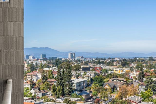 1 Kelton Ct, Oakland CA: https://media.crmls.org/mediaz/16bbdd8e-4a48-4ec2-95c2-42e40c0c7110.jpg