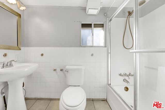 21819 Arminta Street, Canoga Park CA: https://media.crmls.org/mediaz/16bc2eeb-750c-45a9-9e69-65141c0efa30.jpg