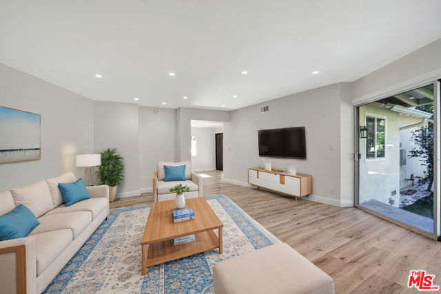 23153 Gonzales Drive, Woodland Hills CA: https://media.crmls.org/mediaz/16bc61d1-134b-4e21-899d-f7157e2fa82d.jpg