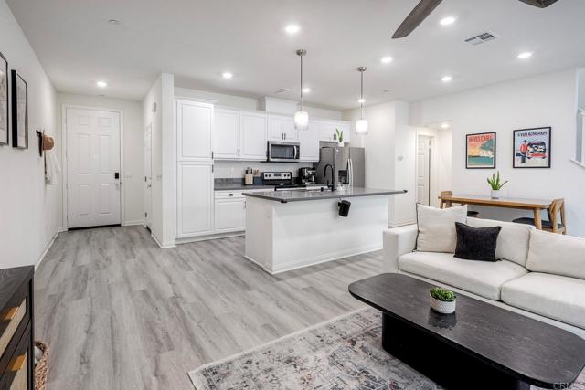 Detail Gallery Image 12 of 35 For 1374 Palo Verde Way, Vista,  CA 92083 - 3 Beds | 2/1 Baths