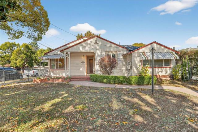 3703 Florence Street, Redwood City CA: https://media.crmls.org/mediaz/16bdfff2-523d-4b36-b466-ce2be1d59400.jpg