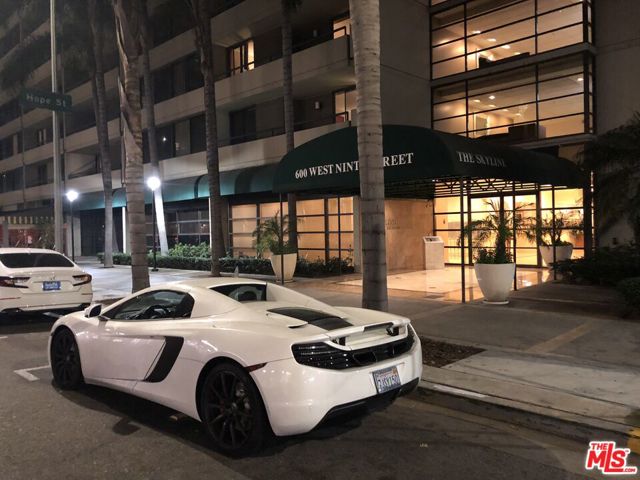 600 W 9th Street, Los Angeles CA: https://media.crmls.org/mediaz/16bee813-6fd4-4b51-8a2b-1acf7eadeb11.jpg