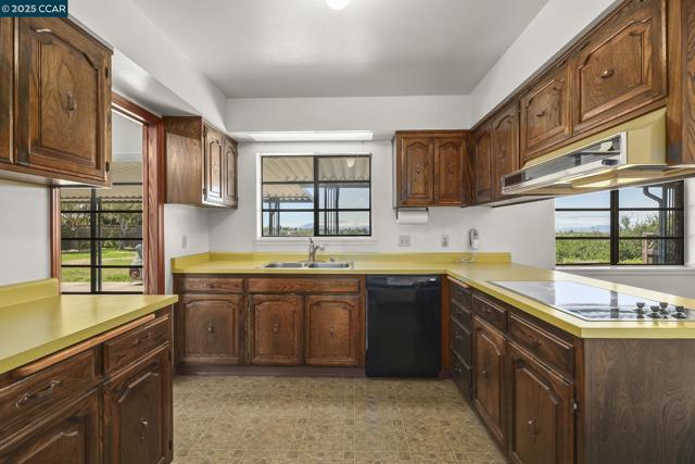 801 Laurel Ct, Rodeo CA: https://media.crmls.org/mediaz/16bf49b9-d5eb-438e-b26a-58e1a077d7cd.jpg