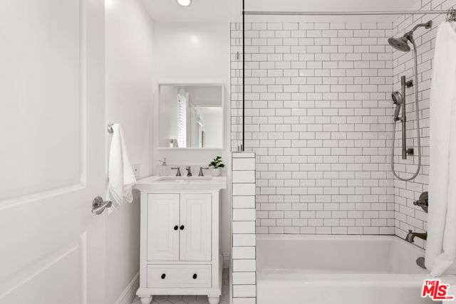 7322 W 91st Street, Los Angeles CA: https://media.crmls.org/mediaz/16c012ca-d162-4be5-8915-3c399baee05e.jpg