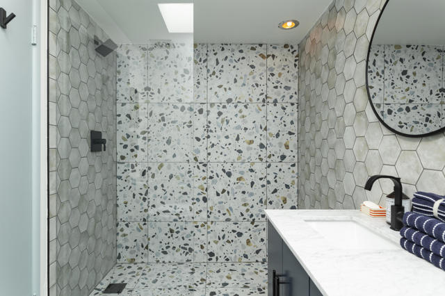 1055 E Granvia Valmonte, Palm Springs CA: https://media.crmls.org/mediaz/16c0540f-1675-4ebf-84da-3f75891209ec.jpg