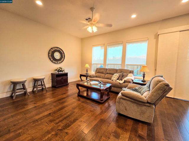 1735 Veneto Ln, Brentwood CA: https://media.crmls.org/mediaz/16c0818b-78b7-4d26-b131-d20922028f2a.jpg