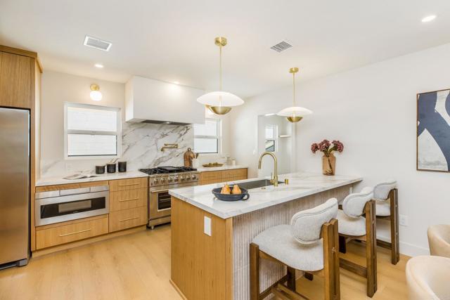 Detail Gallery Image 9 of 28 For 5511 S Corning Ave, Ladera Heights,  CA 90056 - 3 Beds | 2/1 Baths