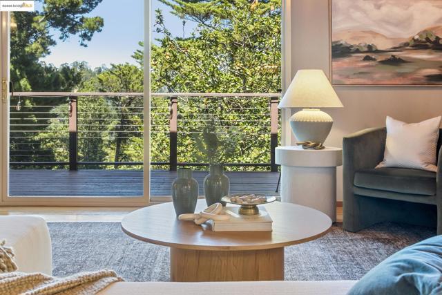 2560 Carisbrook Dr, Oakland CA: https://media.crmls.org/mediaz/16c10134-48c7-482d-bed5-f6cfe36ba316.jpg
