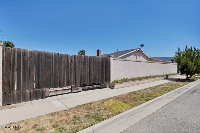 818 N Lois Avenue, Newbury Park CA: https://media.crmls.org/mediaz/16c1bc40-367d-44ec-b1bf-70b1f571c374.jpg