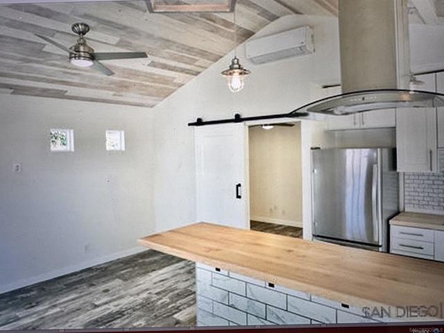 713 San Jose Pl, San Diego CA: https://media.crmls.org/mediaz/16c214a6-42ff-473c-a25a-7f04c670ac69.jpg