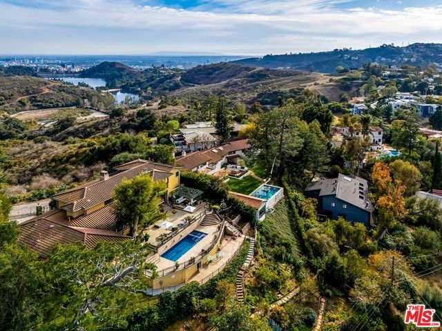 3595 Wonder View Drive, Los Angeles CA: https://media.crmls.org/mediaz/16c217ed-062b-4b90-a7db-40b2274286be.jpg