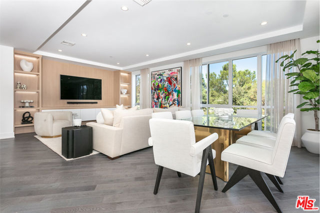 460 N Palm Drive, Beverly Hills CA: https://media.crmls.org/mediaz/16c2db7d-f6e8-4699-a03a-3954c77be3fe.jpg