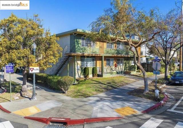 1298 63rd St, Emeryville CA: https://media.crmls.org/mediaz/16c306cf-8bcb-41ba-a5e7-c0a244c4e766.jpg