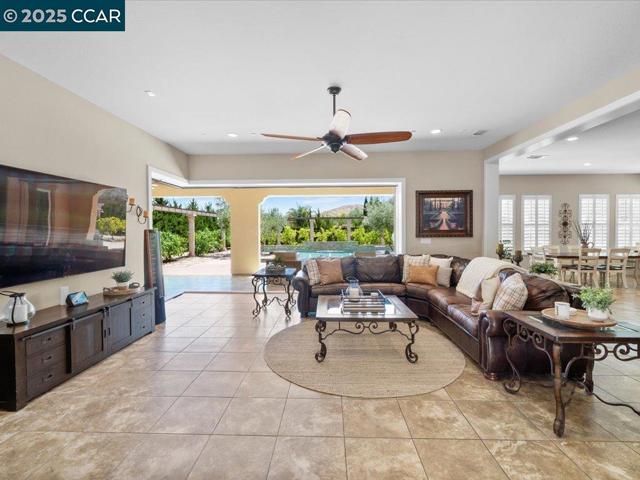 1927 Vintage Cir, Brentwood CA: https://media.crmls.org/mediaz/16c46ef4-c6b7-436e-bc1a-5c8e0ff0c69c.jpg