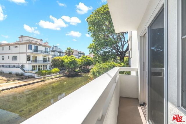 3501 Esplanade, Marina del Rey CA: https://media.crmls.org/mediaz/16c5c6bf-6e67-499e-a587-f03bcbcc4398.jpg