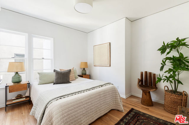 519 1/2 Rose Avenue, Venice CA: https://media.crmls.org/mediaz/16c67686-87d2-4885-89a9-d1ad10f4d0d2.jpg