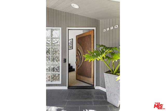 3820 Broadlawn Drive, Los Angeles CA: https://media.crmls.org/mediaz/16c70098-5590-48ab-a52a-082c270ff86c.jpg