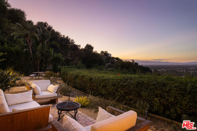 3646 Sunswept Drive, Studio City CA: https://media.crmls.org/mediaz/16c77f30-2629-4525-b491-23979d22293c.jpg
