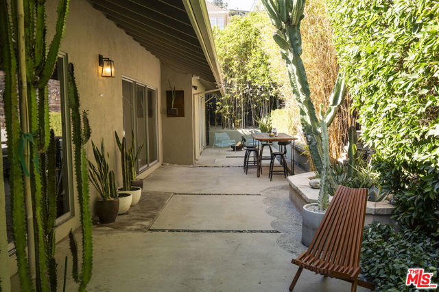 2220 Richland Avenue, Los Angeles CA: https://media.crmls.org/mediaz/16c871aa-3062-4edb-aa9e-02743dcd66b1.jpg