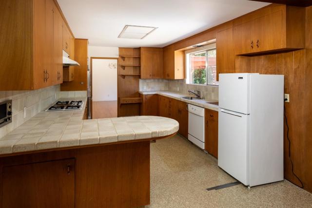 26792 Robleda Court, Los Altos Hills CA: https://media.crmls.org/mediaz/16c8726b-d095-4ece-89e1-bc69243f9508.jpg