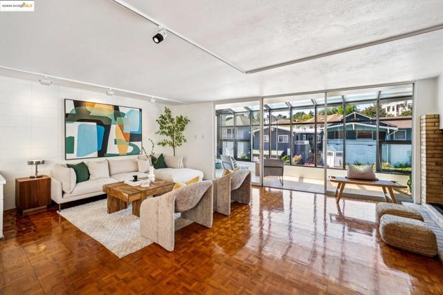 2760 Park Blvd, Oakland CA: https://media.crmls.org/mediaz/16c87870-3747-4b04-b79e-9b621abd0e39.jpg