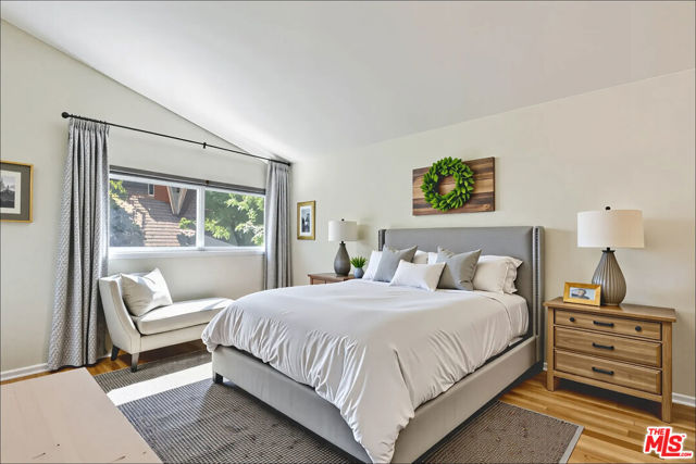 3735 Montuso Place, Encino CA: https://media.crmls.org/mediaz/16c8c77c-5203-473b-acc8-a60feaebae4f.jpg