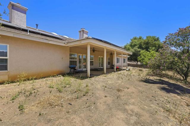 24849 Pappas Rd, Ramona CA: https://media.crmls.org/mediaz/16c91b34-f278-4590-9525-241f00f8a9d2.jpg