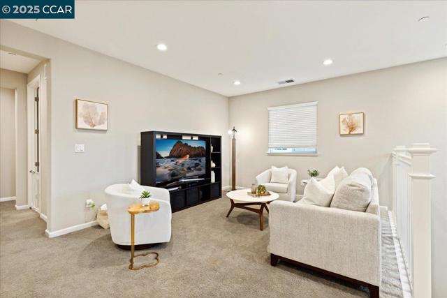 369 Parkfield Way, Oakley CA: https://media.crmls.org/mediaz/16c92261-bd64-43fb-94c3-32e129f9b8f7.jpg