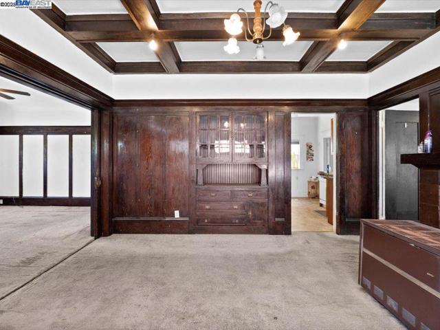 1013 Chestnut St, Oakland CA: https://media.crmls.org/mediaz/16c9d2ee-2df3-44b1-a290-a68523ee9724.jpg