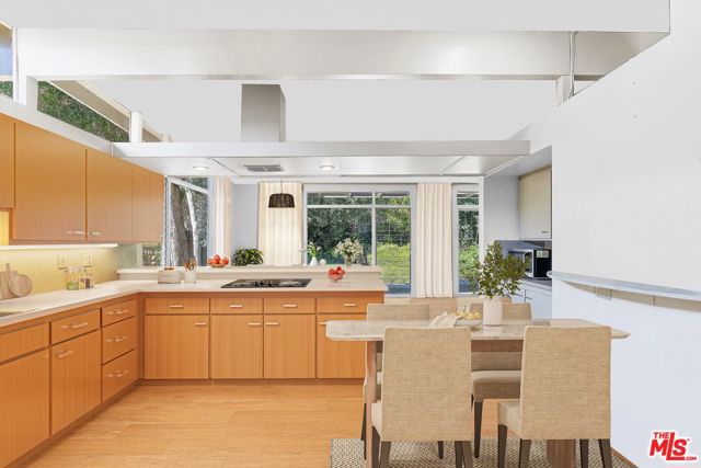 7545 Kimdale Lane, Los Angeles CA: https://media.crmls.org/mediaz/16c9e655-42b6-4d9c-872b-e2436ec59450.jpg