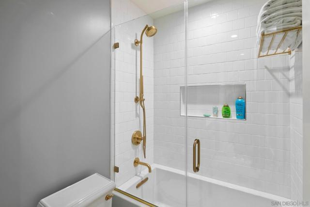 552 G Avenue, Coronado CA: https://media.crmls.org/mediaz/16ca1b62-2f93-4e03-97f3-716de5dc6d52.jpg