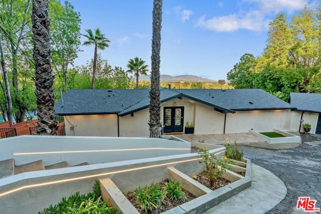 4854 Brewster Drive, Tarzana CA: https://media.crmls.org/mediaz/16cb068e-b3f7-4347-9bb4-fdcbcee67be6.jpg
